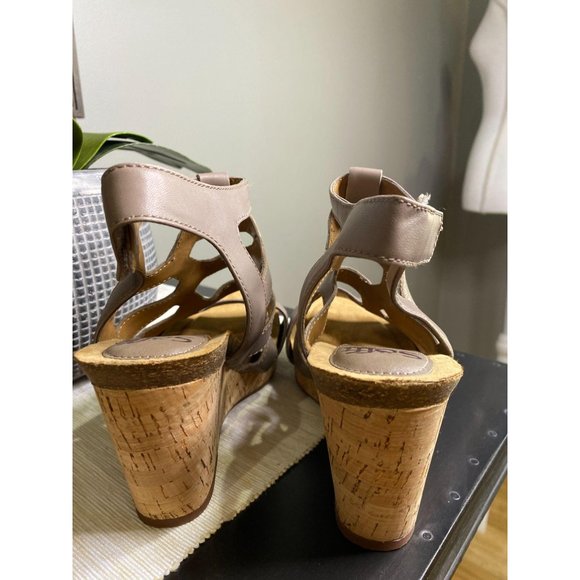 Sofft Chamblee Leather Wedge Sandal Mist Grey - Picture 7 of 10